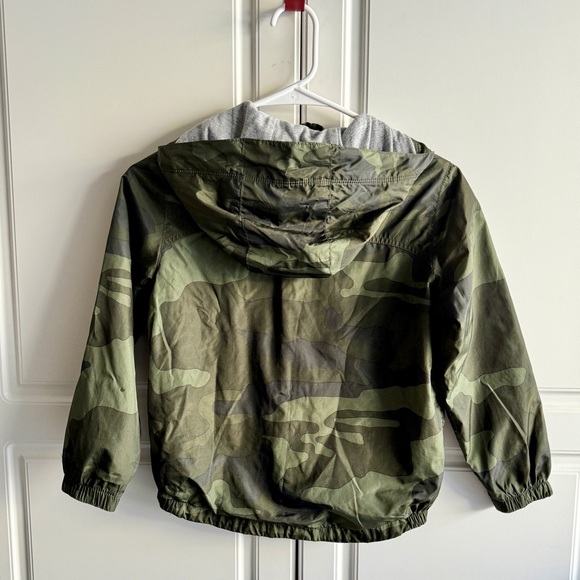 Authentic boys GAP camo hooded windbreaker with zip pockets, size small (6-7). - Picture 4 of 4